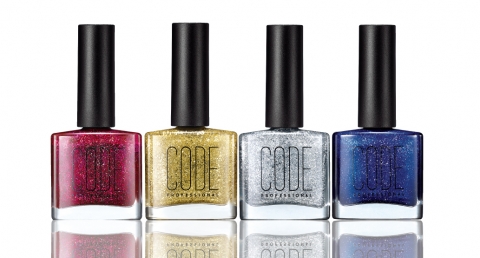 LG생활건강은 사파이어블루와 루비레드, 실버와 골드 글리터가 손 끝까지 화려함을 더해주는 가을겨울 네일 캠페인 코드 네일 리치 코드 컬렉션을 제안한다.