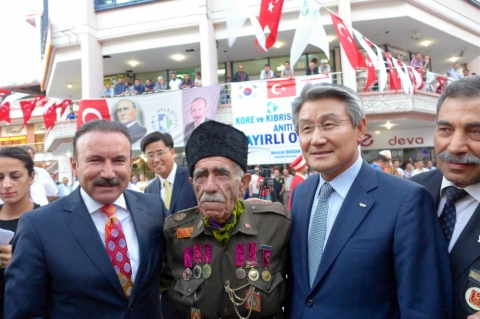 지난 9일 저녁 7시(현지시각) 이즈미트(izmit)시 시청광장에서 터키 네브자트 도으안시장(왼)과 박승호 포항시장이 참전용사와 함께 기념촬영하고 있다.