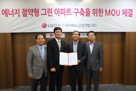 LG전자가 건설 시행사인 아이케이산업개발과 에너지 절약형 그린 아파트 조성을 위한 양해각서(MOU)를 체결했다.(왼쪽부터 아아케이산업개발 정한영 고문,김재천 대표, LG전자 이상윤