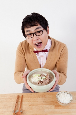 개그맨 박영진이 추석을 맞아 한우설렁탕 7000명분을 기부했다.
