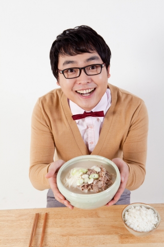 개그맨 박영진이 추석을 맞아 한우설렁탕 7000명분을 기부했다.