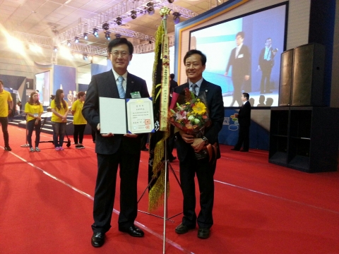 호원대학교는 중소기업기술혁신대전에 참여해  산학연 유공자 기관부문 대통령 표창을 수상했다. 왼쪽 호원대학교 강희성 총장, 오른쪽 호원대학교 산학렵력단장 정의붕 (자동차기계공학부 교