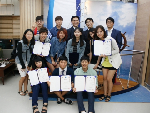 네모치과 ‘2013 대학생 아이디어 공모전’ 수상자들의 모습.