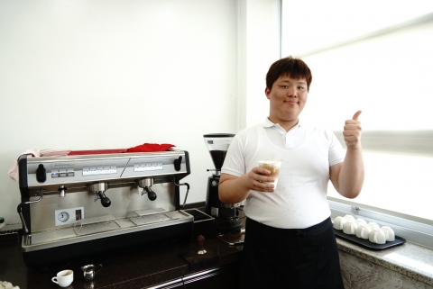 최고 점수(91.5점)로 합격한 경기도장애인종합복지관 훈련생 모습