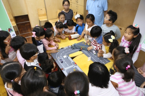 볼보트럭코리아는 동탄초등학교 학생들을 대상으로 실시한 투명안전우산 캠페인에서 어린이들에게 교통안전교육을 진행하고 있다.