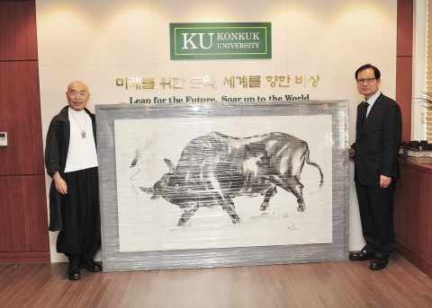 현대미술작가로 국내외에 널리 알려진 이성근 화백(65. 건국대 대학원 초빙교수)이 12일 미술작품을 건국대에 기증했다.