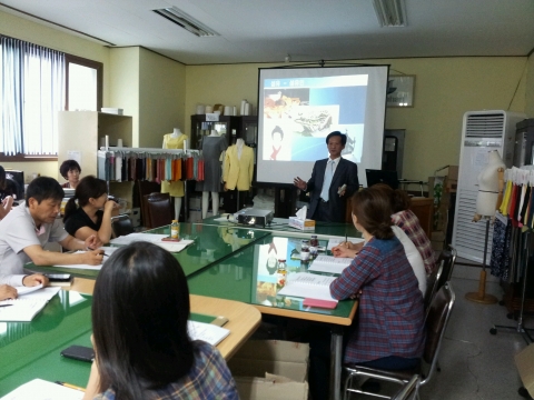 엄재영 교수가 신한화섬(주) 재직자들을 대상으로 이동훈련을 실시하고 있다.