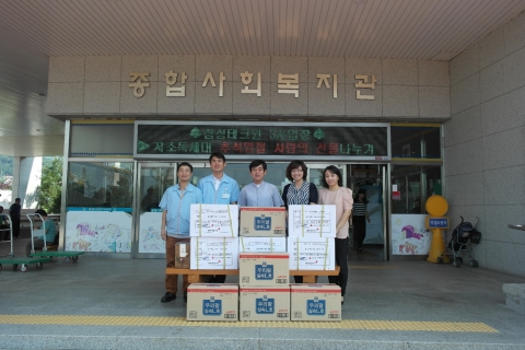 삼성테크윈3사업장이 추석을 맞아 창원시진해종합사회복지관을 방문하여 선물세트를 후원하였다.