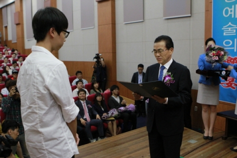 한국영상대학교(총장 유재원) 주최로 13일 오전 11시에 열린 ‘제15회 금강청소년영상예술제 시상식’에서 영상분야-영상콘텐츠부문에 작품명 ‘방과 후 청소시간’을 출품한 과천고(2년) 김윤수 외 14명이 세종특별자치시 유한식 시장으로부터 대상을 수여 받고 있는 모습