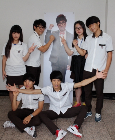 13일 오후 서울 구로구 서서울생활과학고에서 열린 방송대 진로콘서트 포텐터지다에서 학생들이 개그맨 정태호 등신대 앞에서 포즈를 취하고 있다.