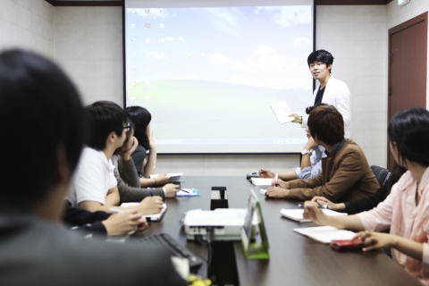 (주)바이럴마케팅 대표가 전직원들에게 ‘혼자서도 할 수 있는 블로그마케팅’으로 교육중이다.