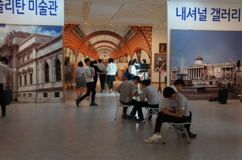 경남 창녕문화예술회관에서 전시중인 세계유명미술관여행展 전시장에는 연일관람객들로 북적거리고있다.