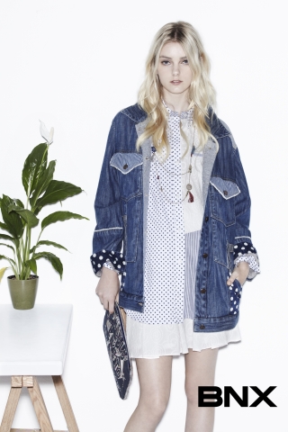 이윤지가 착용한 보이 데님 재킷은 여성 캐릭터 캐주얼 브랜드 비앤엑스 제품으로 다양한 워싱 기법이 믹스된 유니크하고 빈티지한 오버 사이즈 데님 재킷이다.