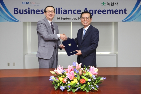 조순태 녹십자 사장(오른쪽)과 양원석 차바이오앤디오스텍 사장이 의향서 체결 후 악수를 나누고 있다.