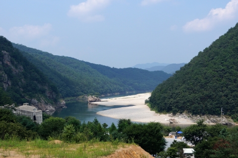 명품 조망의 홍천강 예경원 전원주택단지에서 내려다 본 풍경