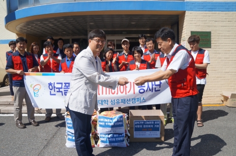 오재양 행정팀장이 성금을 전달하고 있다.