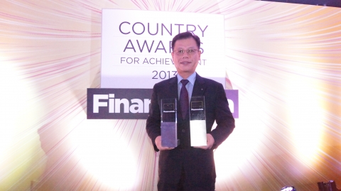 지난 12일(목) 싱가폴에서 열린 파이낸스아시아誌 시상식에서 조영식 싱가폴지점장이 대한민국 최우수 은행과 대한민국 최우수 프라이빗뱅크 상을 수상 후 기념촬영하는 모습