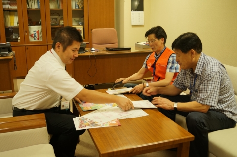 과학문화 탐방을 이끈 최정 국장 등의 현지 협의 장면