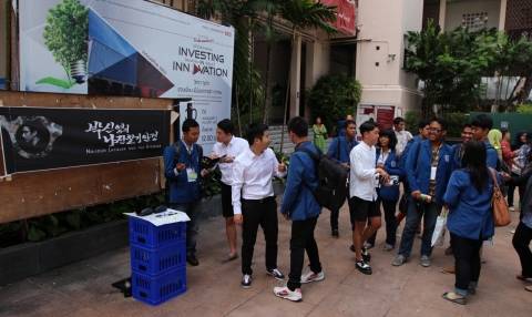 가족기업 제품 세일즈 및 홍보를 지원하는 태국보부상 활동에 나선 동명대 학생들이 현지 마케팅을 하고 있다.