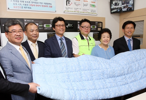 이불빨래 시연후 뽀송뽀송한 이불을 들어올려 보이고 있는 참석자들(왼쪽부터 김기호경기지장협회장,최강식부천지회장,김만수부천시장,영산재단정우철사업팀장,김성혜이사장,김문수도지사)