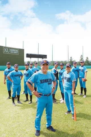건국대 야구부 차동철 감독(가운데)과 선수들이 경기 이천 건국대 스포츠과학타운에서 훈련도중 포즈를 취하고 있다.