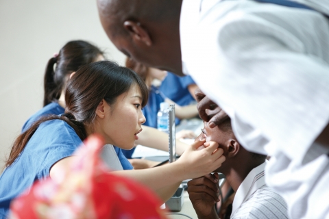 건국대병원 의료봉사단은 외국인근로자 무료진료 봉사 활동을 펼치고 있다.