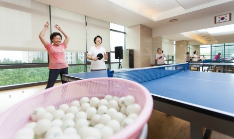 더클래식 500 탁구 동호회 회원들이 서울 광진구 자양동 더 클래식 500 휘트니tm센터에서 탁구교실을 열고 있다.