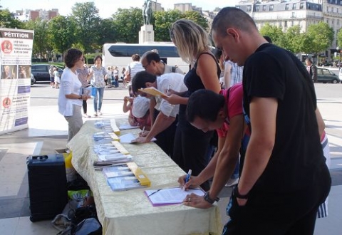 프랑스 시민들이 장기적출 반대 서명 중이다.
