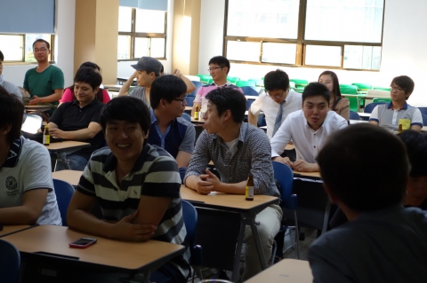 동명대 컴퓨터공학과 전공연구기반 소속 N&S Lab실은 지난 9월 20일 이 랩실 출신 졸업생 40여명이 재학생 20여명과 함께 홈커밍데이를 가졌다.