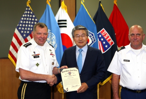 박승호 포항시장이 제임스 서먼 주한미군사령관으로부터 좋은 이웃상을 수상하고 있다.