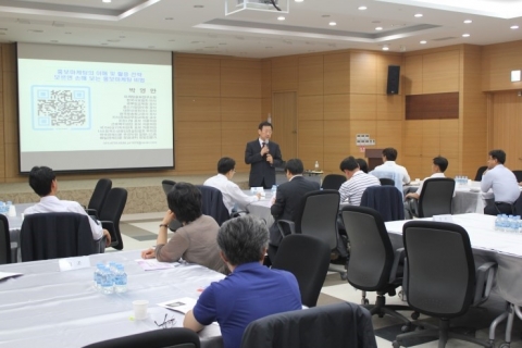 박영만 마케팅홍보연구소장 최고경영자아카데미  홍보마케팅 특강 강의 모습