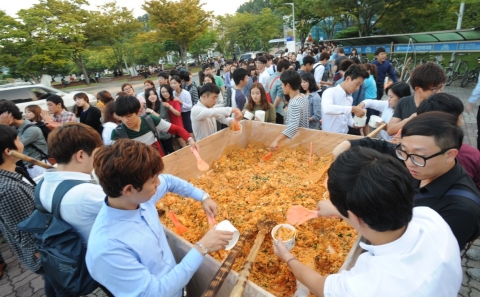 한국기술교육대 총학생회 임원들은 이기권 총장과 함께 대형 비빔솥에 다양한 음식재료를 넣어 비빔밥을 만들고, 500명의 재학생들에게 일일이 밥을 퍼서 나누어주었다.