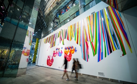 디큐브백화점이 서울문화재단과 함께 화려한 대형 미술벽화 쉘 위 댄스를 선보인다.
