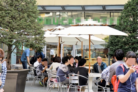 추석 연휴 기간 중 커피숍에 사람들이 많이 몰렸다.