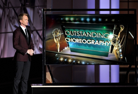 지난 22일(현지시간) 미국 로스앤젤레스에서 열린 제 65회 에미상 시상식에서 진행자인 닐 패트릭 해리스가 삼성전자 85형 UHD TV를 이용해 안무상을 발표하고 있다.