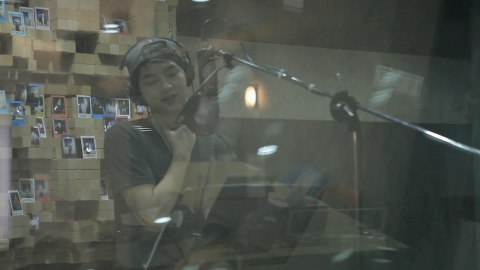 배우 송중기가 군 입대 전 마지막으로 촬영한 드라마 영상 치석소녀가 높은 조회수를 기록하며 온라인에서 돌풍을 일으키고 있다.