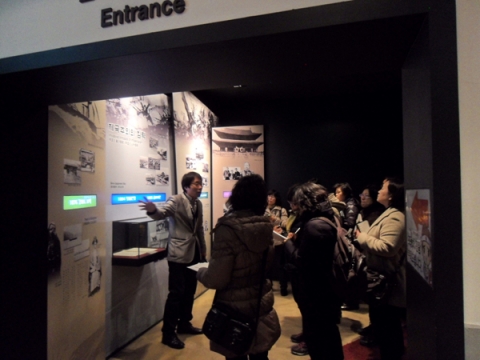 교육생들이 일제의 침략과 서대문형무소에 대해 전시 해설을 듣고 있다.