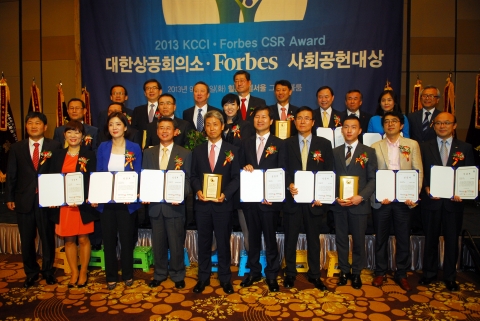 2013 대한상공회의·포브스 사회공헌대상 문화예술부문 대상을 차지한 하나투어 CR전략본부 이장연 전무(앞줄 오른쪽에서 네번째)가 다른 수상자들과 함께 기념촬영에 임하고 있다.