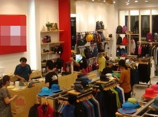 유통업계에서는 겨울 상품들을 수급하기에 여념이 없는 모습을 보이고 있다.