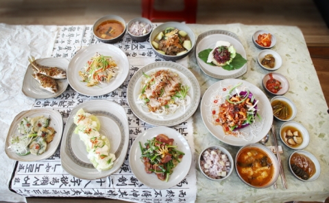 토기에 정갈하게 음식이 담겨져 나오는 고령 대가야진찬.