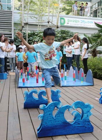 동명대가 봉사형 학습형의 건전한 대학축제를 갖는다. 사진은 9월 24일부터 나흘간 갖는 동명대 유아교육과 학술제 그린나래제 장면 중 일부이다.