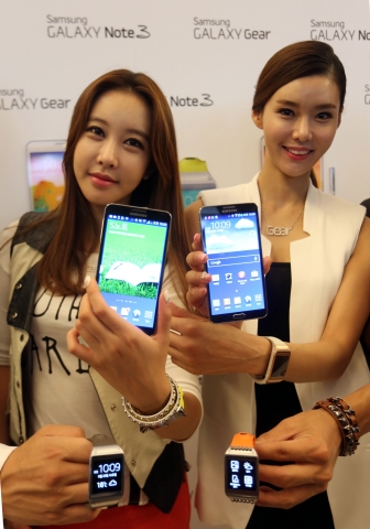 삼성전자는 25일 서울 서초사옥 다목적홀에서 갤럭시 노트 3 월드투어 2013, 서울 행사를 개최하고, 갤럭시 노트 3와 갤럭시 기어를 국내 시장에 출시한다. 사진은 삼성전자 모델