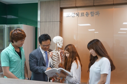 대덕대 보건의료융합과 재학생들과 백승은 교수