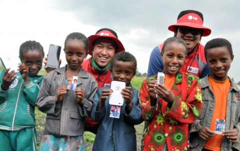LG전자가 25일과 26일 에티오피아의 LG희망마을에서 주민을 대상으로 사진을 찍어 LG포켓포토로 즉석 인화해 선물해주는 재능기부활동을 펼쳤다. 천안연암대학교 학생들과 현지 어린이