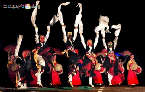 세계 춤꾼들이 주목하는 국내 최대의 춤축제가 천안삼거리공원에서 열린다.