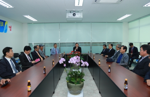 군산대가 공과대학 명예교수 간담회를 가졌다.