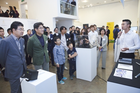 9월 26일 서울 청담동 갤러리 원에서 삼성전자가 디자인 인재육성 프로그램인 삼성디자인멤버십 20주년 기념 전시회를 실시해 참석자들이 멤버십 회원들의 작품을 둘러보고 있다. (왼쪽부터 김영준 삼성전자 디자인경영센터 전무, 장동훈 삼성전자 디자인경영센터 부사장)