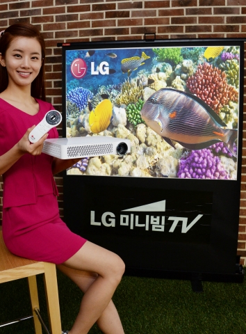 LG전자는 풀HD(1920x1080) 고화질 화면을 즐길 수 있는 ‘미니빔 TV 마스터(모델명: PF85K)’를 출시한다.