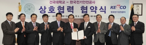 건국대(총장 송희영)와 한국전기안전공사(사장 박철곤)는  27일 오후 서울 광진구 능동로 건국대학교 행정관에서 기술연구 협력 확대와 현장 맞춤형 전문기술인력 양성을 위한 ‘산학협력 증진 업무협약’ 을 체결했다. 두 기관 관계자들이 협약을 체결한 후 기념촬영을 하고 있다.