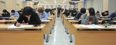 건국대가 주요 대학 가운데 가장 먼저 28~29일 이틀간 2014학년도 수시 모집 논술고사를 건국대 서울캠퍼스내 488개 고사장에서 실시하는 가운데 인문사회계I 논술고사가 치러진 28일 오전 건국대 동물생명과학관 고사장에서 수험생들이 논술고사를 보고 있다.